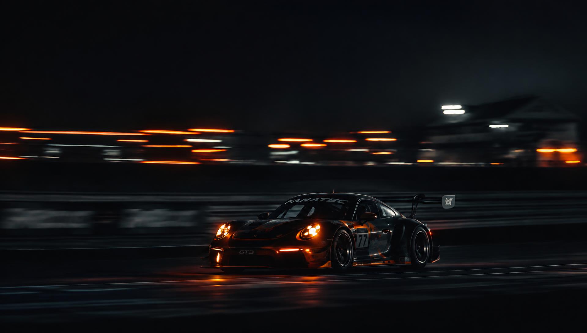 MCL GT3 Rennwagen bei Nacht